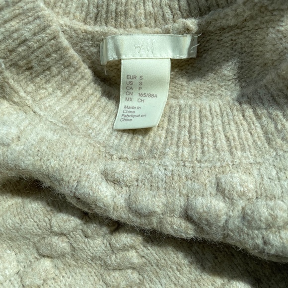 Women’s H&M Beige Knit Sweater with Hearts Pattern - Picture 3 of 3
